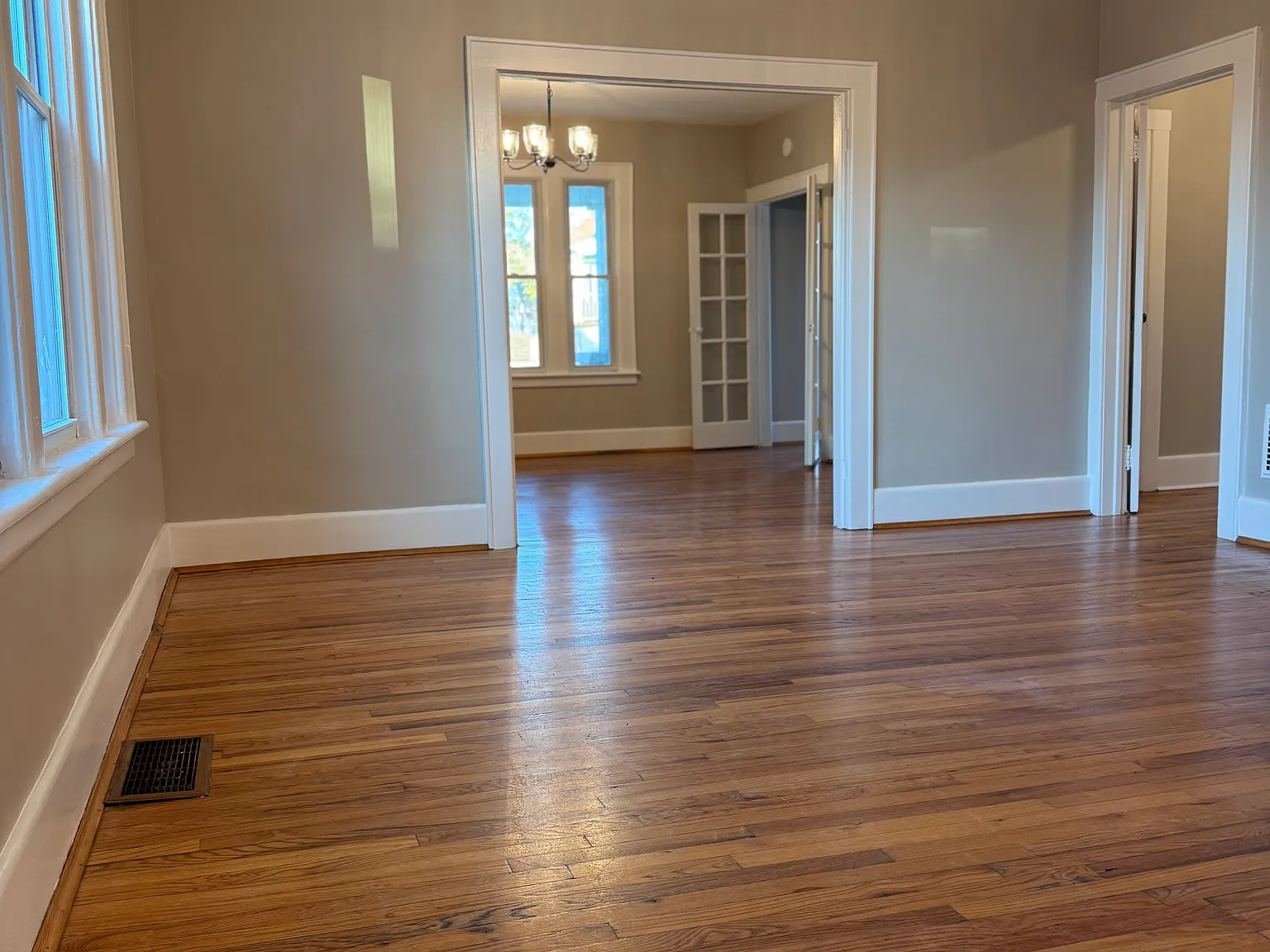 3 bed, 1200 sqft, $1,300 — Photo 2