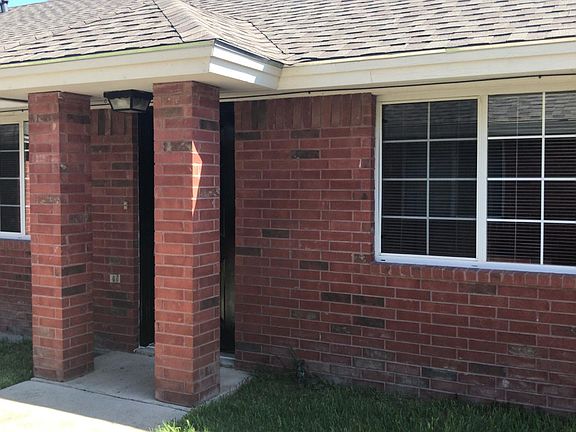 2nd image of 1010 Lexington Cir #3