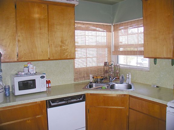 4th image of 221 E Platt St