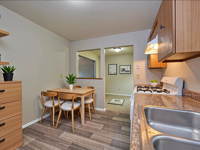 439 Colonial Ct — Photo 36