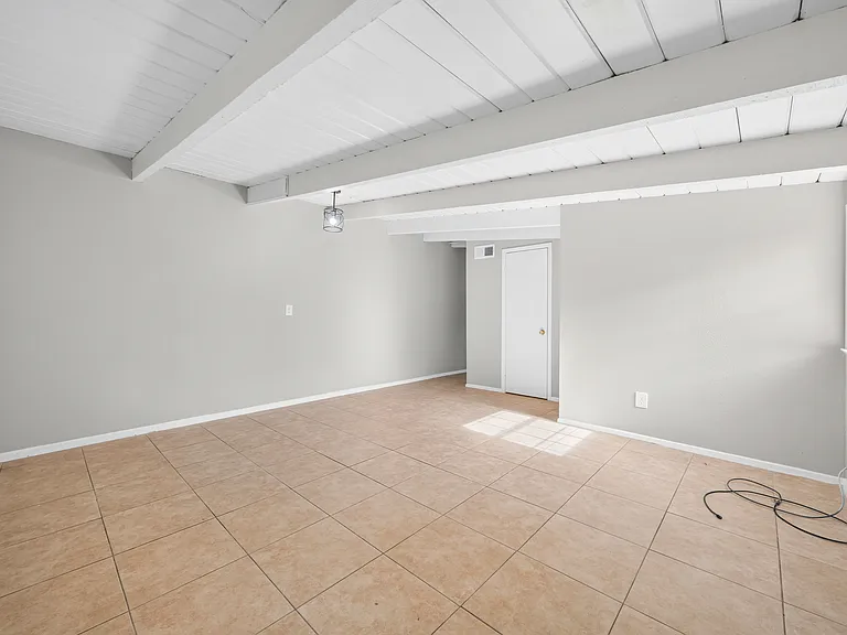 2821 Yale St — Photo 22