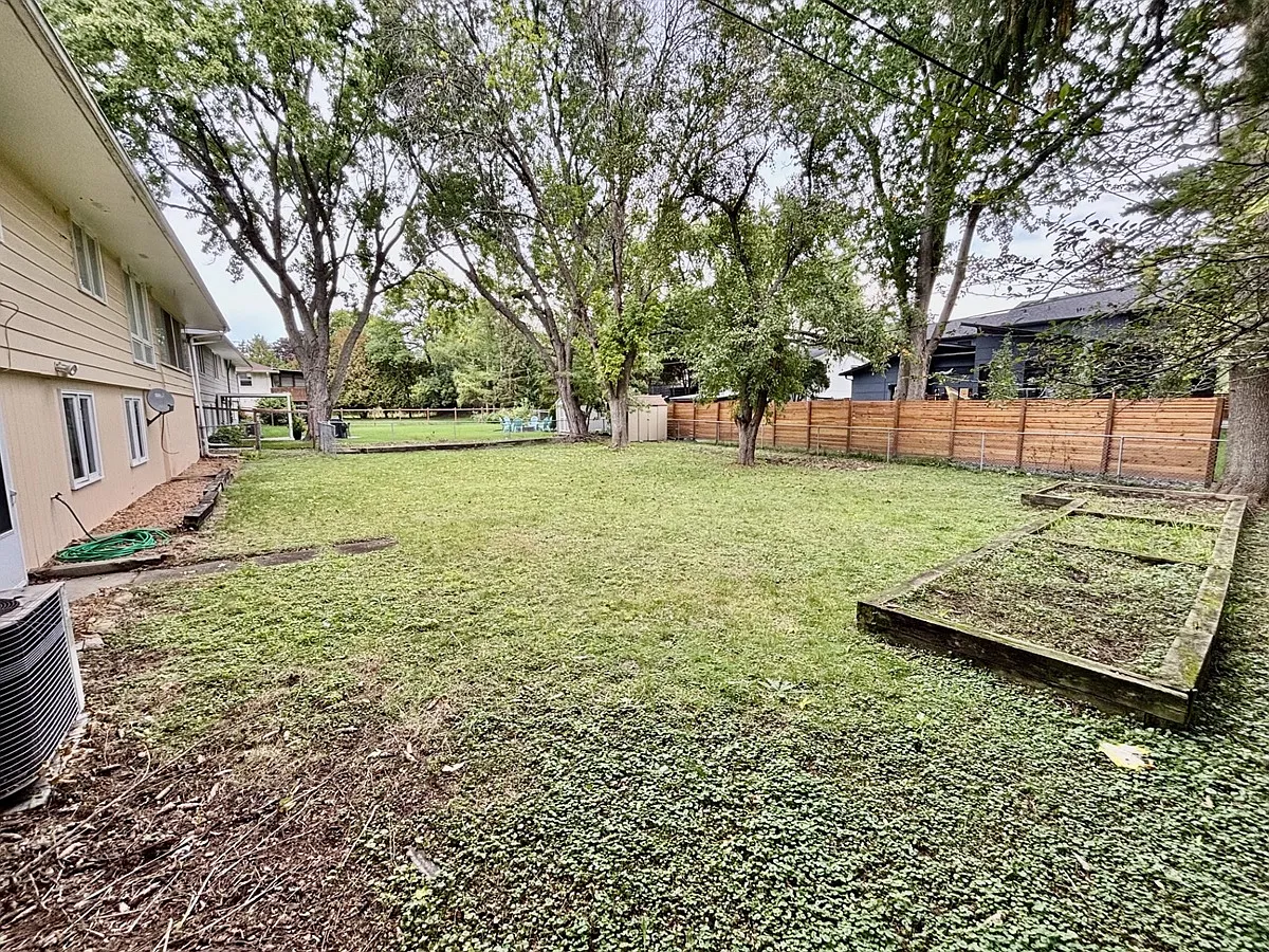 5 bed, 2300 sqft, $2,995 — Photo 2