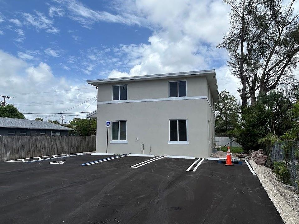 1st image of 1117 NE 5th Ave #3