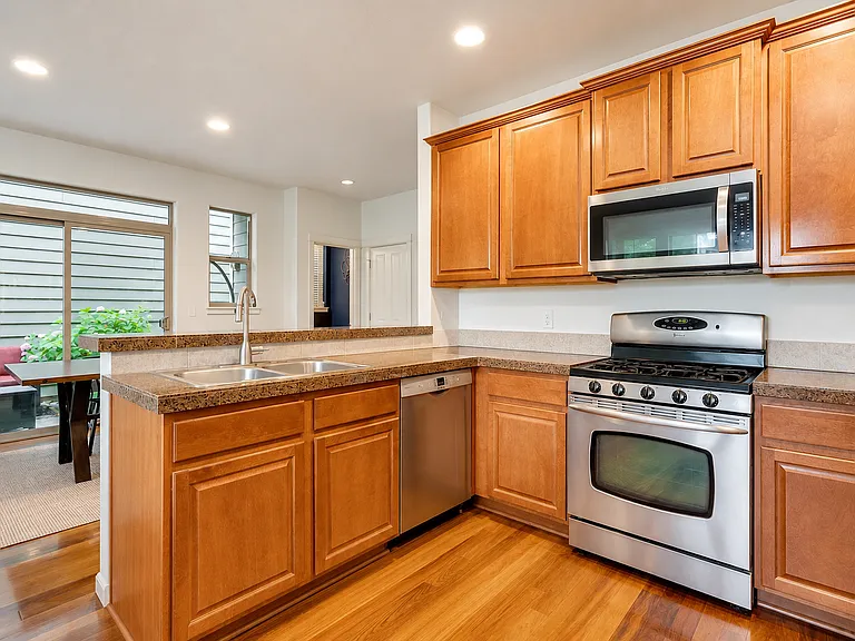 880 SW Mozart Ter — Photo 4