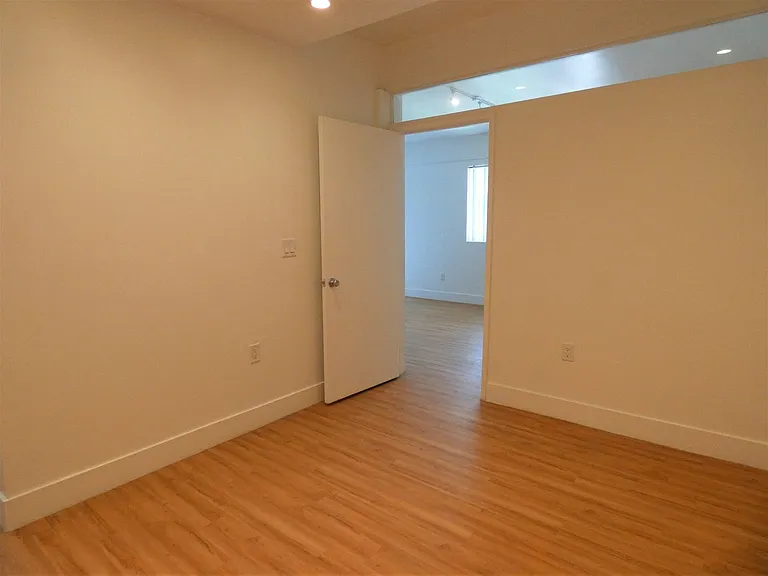 1946 Holmby Ave — Photo 10