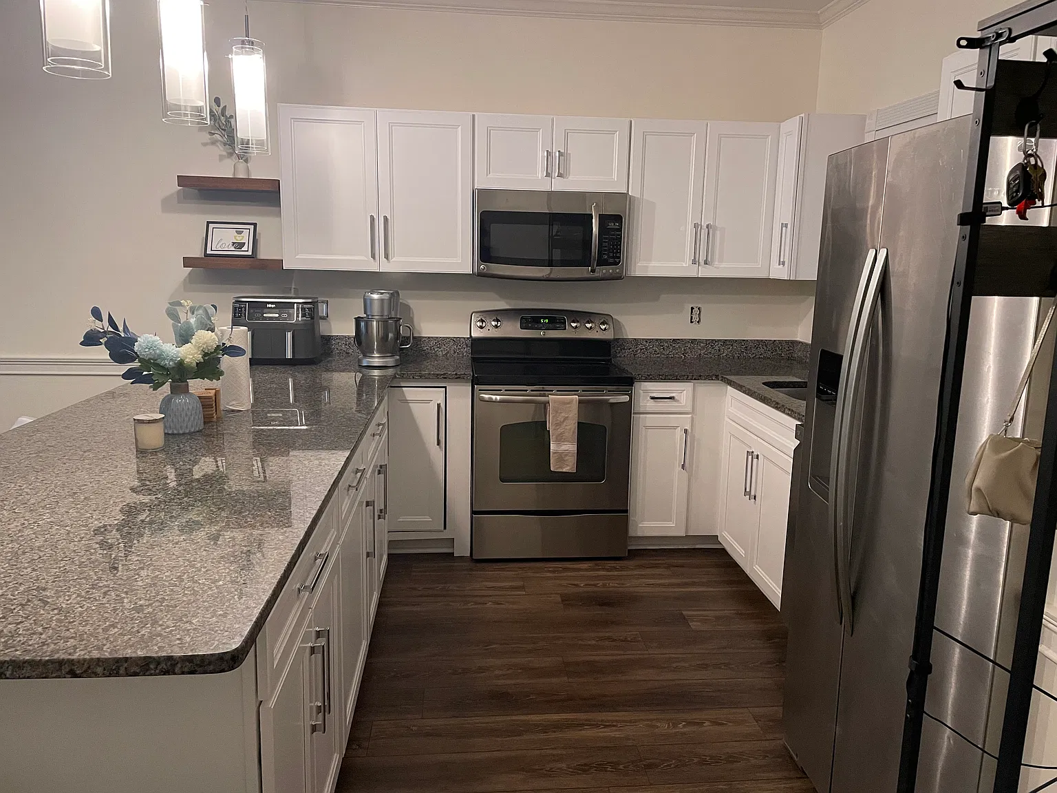 2 bed, 1016 sqft, $1,600 — Photo 2