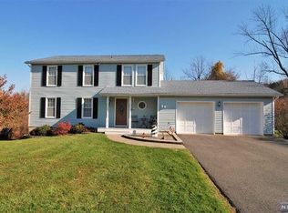 24 Meadow Ln, Vernon, NJ 07462