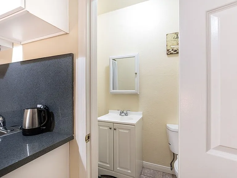 Soto Rose Apartments — Photo 34