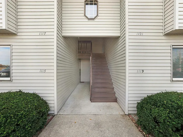 1115 Laura Dr — Photo 7