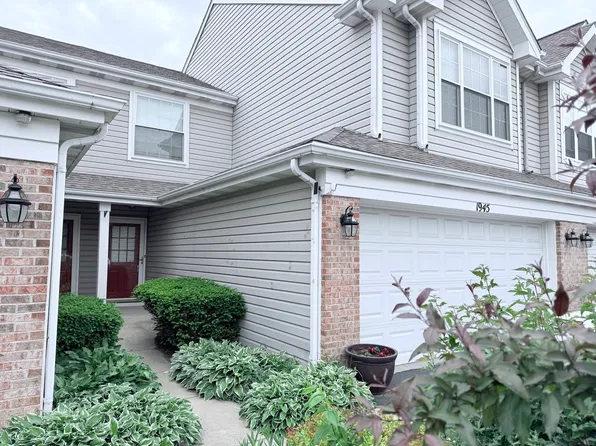 1945 Town Dr, Naperville, IL 60565