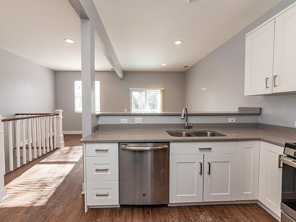 2nd image of 1810 W Touhy Ave #2F