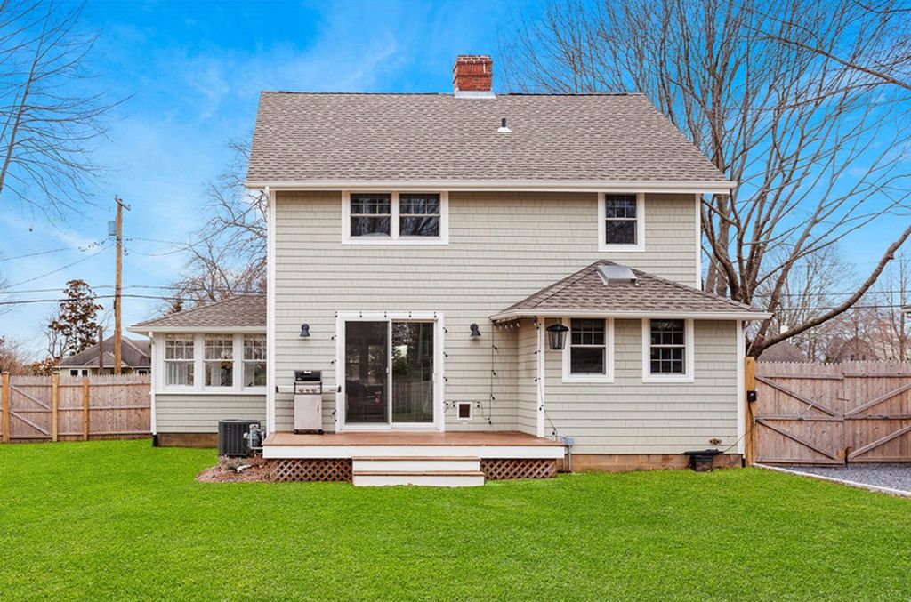 595 Pequash Ave in Cutchogue Out East