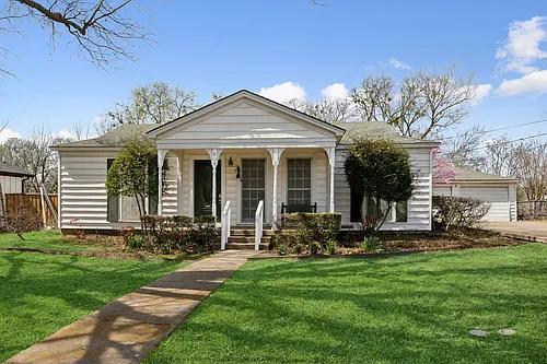 903 Live Oak St Photo 1