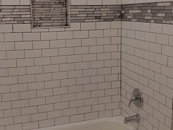 4th image of 605 S Green St
