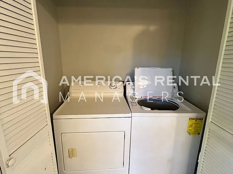2422 Hampstead Dr — Photo 12