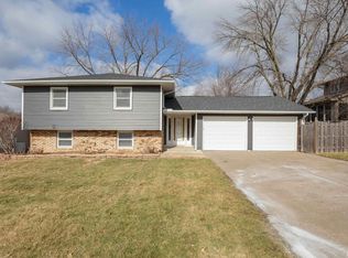 2320 Westberry Ct, Bettendorf, IA 52722