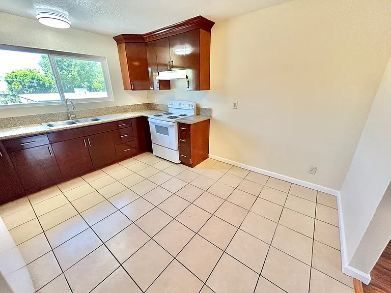 1160 N Broadway #14 — Photo 6