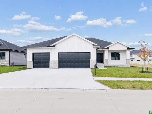 12358 Lake Vista Dr, Papillion, NE 68046