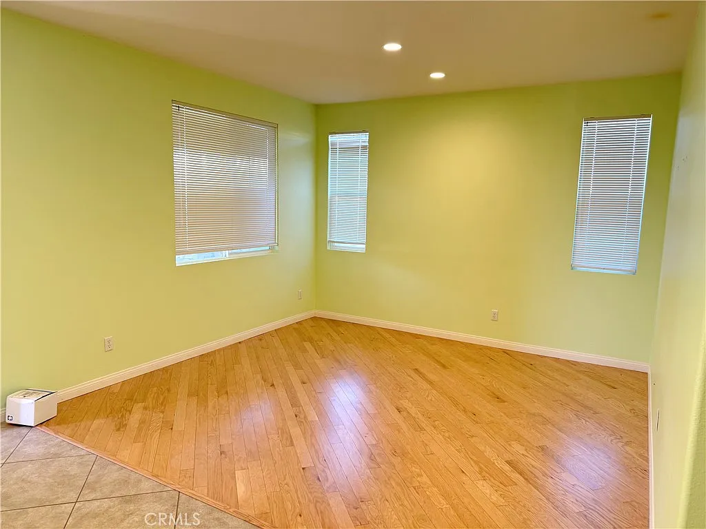 4 bed, 2420 sqft, $3,100 — Photo 3