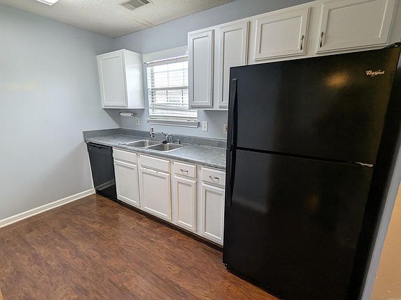 5th image of 3411 Village Green Dr