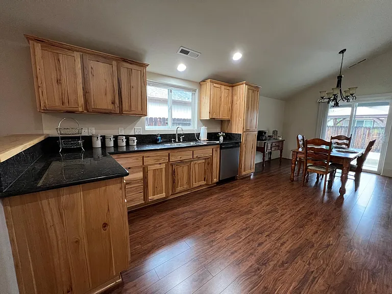 1060 Compton Way — Photo 3