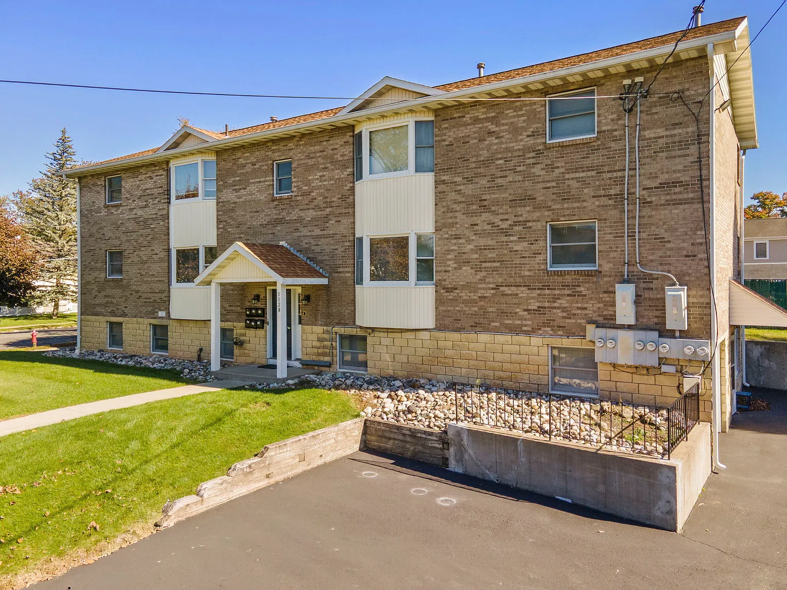 2 bed, 800 sqft, $1,600 — Photo 2