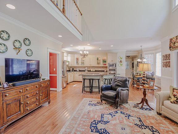 5th image of 106 Hampton Ct