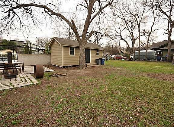 5th image of 701 W Johanna St
