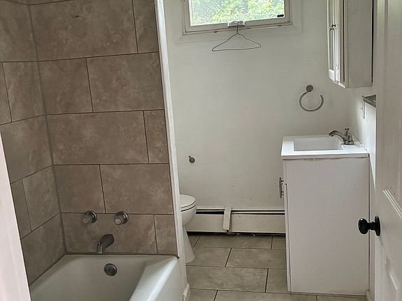 4th image of 495 Carey Ave #1