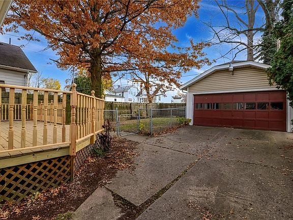 5th image of 228 Crescent Dr
