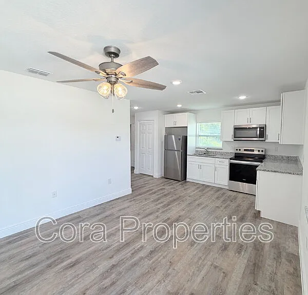 403 E Pearl St — Photo 2