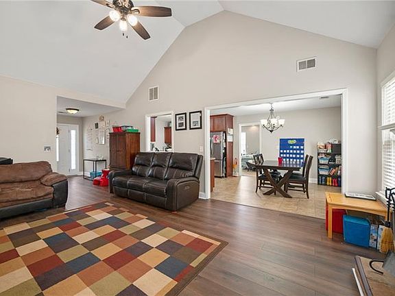 5th image of 210 Miller Dr