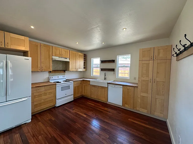 982 Vine St — Photo 7