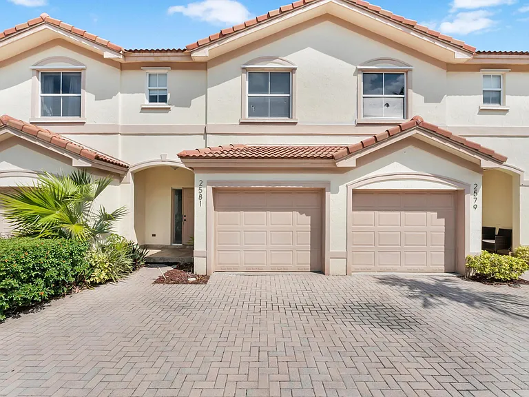 2581 Riverside Dr — Photo 22
