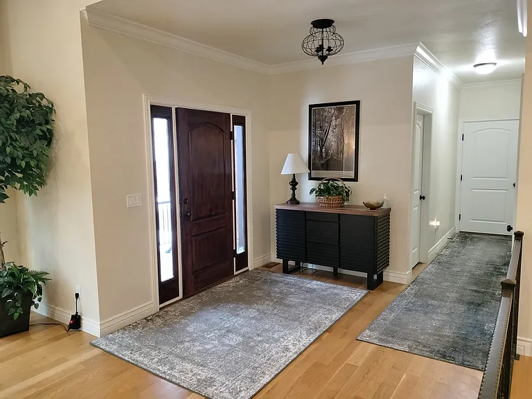 Charming one-level home offers easy living with a fully equipped kitchen, new LG washer and dryer, and all bedrooms conveniently on the same floor. Perfect for a comfortable stay, it's ideal for those seeking a stair-free experience. (2000 sq ft upstairs)
