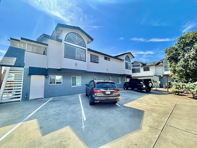 564 Florence St — Photo 3