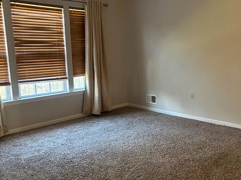 131 Murray Dr — Photo 16