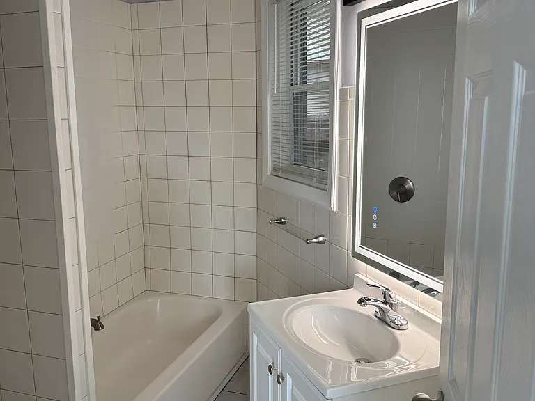 2429 W Division St #3R — Photo 10