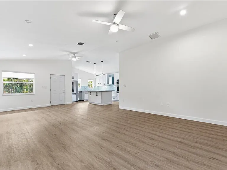 530 NE 3rd Ave — Photo 9