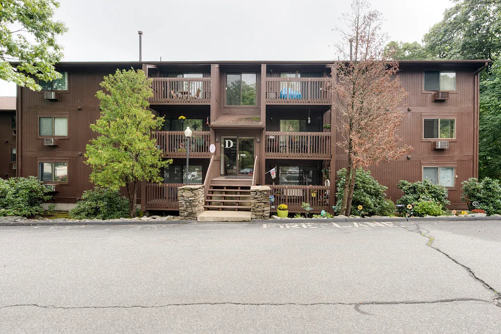 Building Photo - 340 Sunderland Rd #23D