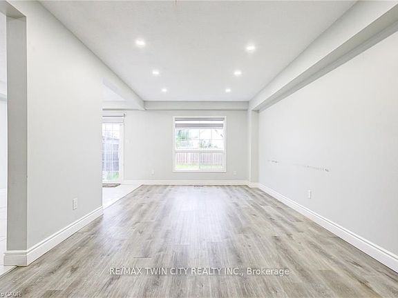 5th image of 110 Commonwealth St