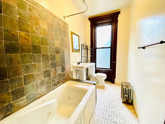 4th image of 786 Hancock St #1