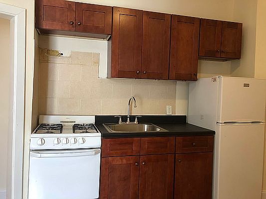2nd image of 176 Nagle Ave #505