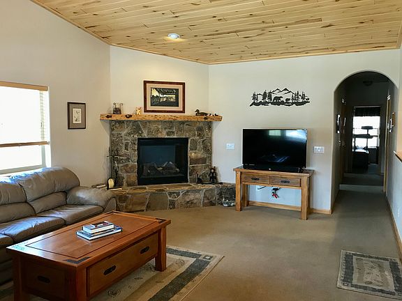 Living Room/Fireplace (Hall)