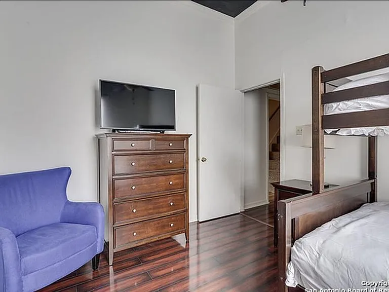 319 E Courtland Pl — Photo 7