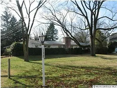 290 Roosevelt Ave photo 1