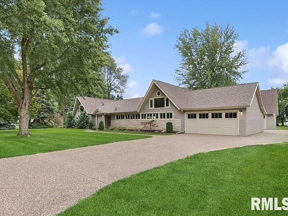 3rd image of 220 Circle Dr