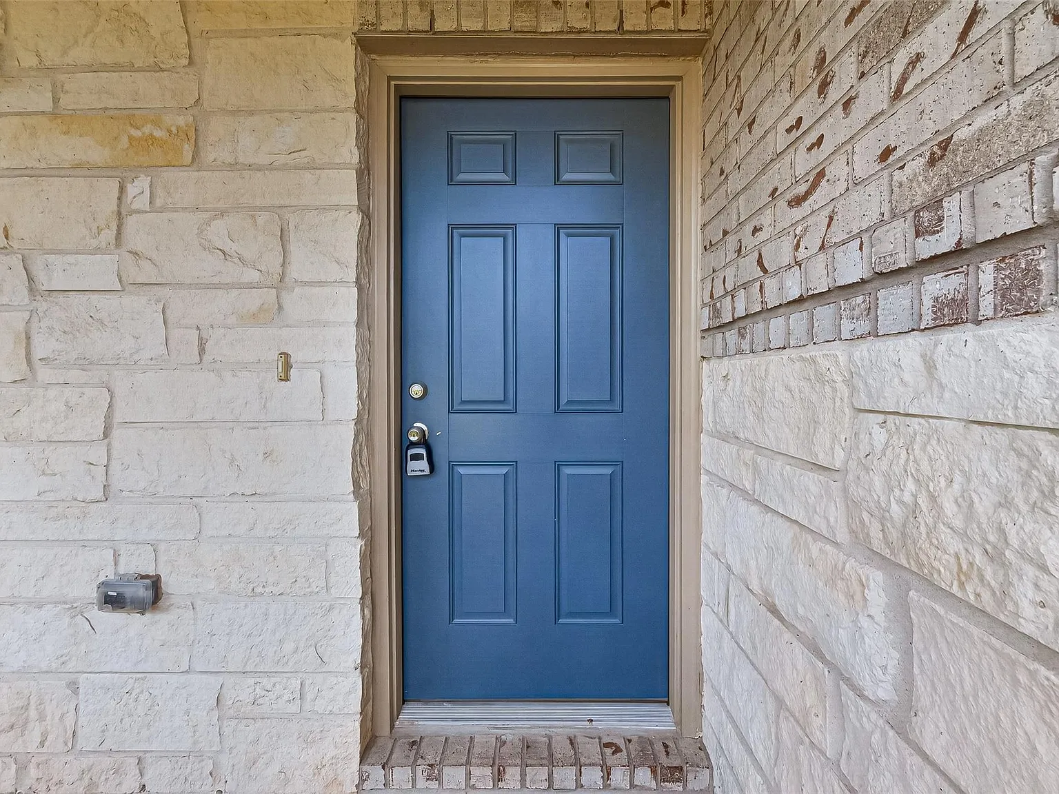 4 bed, 2.5 bath, 2538 sqft, $2,395 — Photo 3