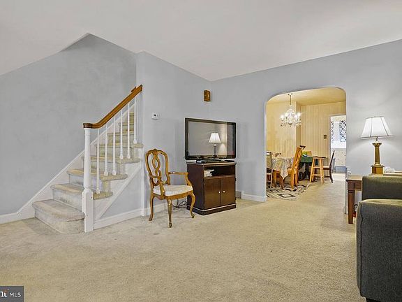 5th image of 422 Blythe Ave