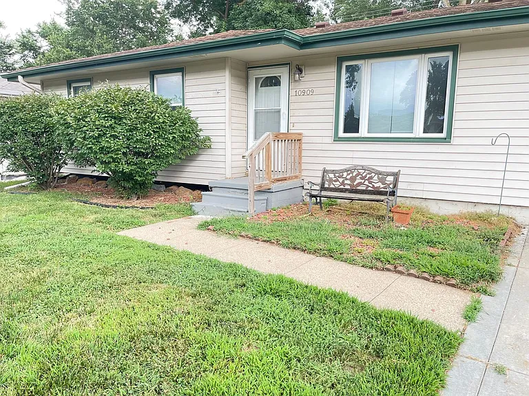 10909 Leavenworth St — Photo 5